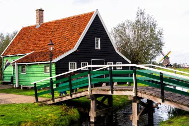 Hollanda 'nın Zaan Nehri üzerindeki Zaanse Schans Tarihi Köyü' ndeki Kanal 'ın geleneksel Evleri' nin resimli görüntüsü