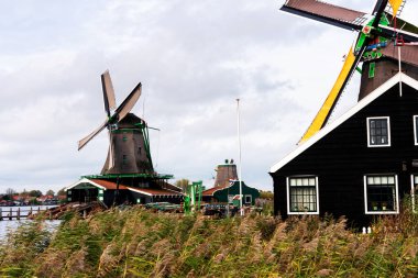 Zaanstad köyündeki su kanalında tarihi ve otantik Zaandam değirmenleri var. Zaanse Schans Yel Değirmenleri ve ünlü Hollanda kanalları, Avrupa.