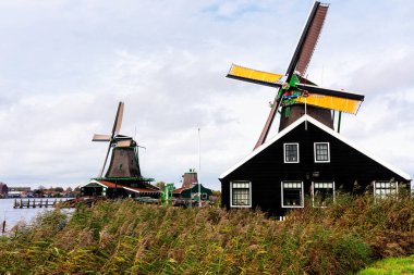 Zaanstad köyündeki su kanalında tarihi ve otantik Zaandam değirmenleri var. Zaanse Schans Yel Değirmenleri ve ünlü Hollanda kanalları, Avrupa.