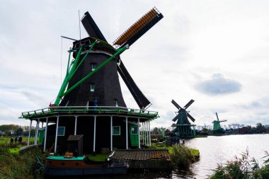 Zaanstad köyündeki su kanalında tarihi ve otantik Zaandam değirmenleri var. Zaanse Schans Yel Değirmenleri ve ünlü Hollanda kanalları, Avrupa.