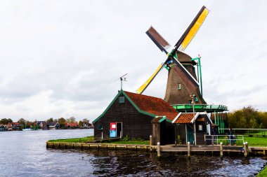 Zaanstad köyündeki su kanalında tarihi ve otantik Zaandam değirmenleri var. Zaanse Schans Yel Değirmenleri ve ünlü Hollanda kanalları, Avrupa.