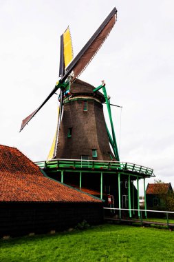 Zaanstad köyündeki su kanalında tarihi ve otantik Zaandam değirmenleri var. Zaanse Schans Yel Değirmenleri ve ünlü Hollanda kanalları, Avrupa.