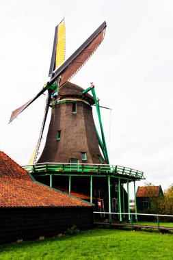 Zaanstad köyündeki su kanalında tarihi ve otantik Zaandam değirmenleri var. Zaanse Schans Yel Değirmenleri ve ünlü Hollanda kanalları, Avrupa.