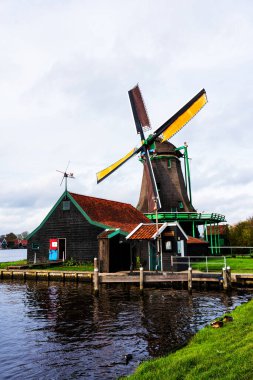 Zaanstad köyündeki su kanalında tarihi ve otantik Zaandam değirmenleri var. Zaanse Schans Yel Değirmenleri ve ünlü Hollanda kanalları, Avrupa.