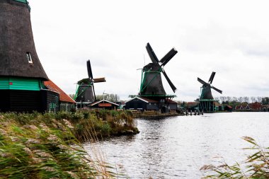 Zaanstad köyündeki su kanalında tarihi ve otantik Zaandam değirmenleri var. Zaanse Schans Yel Değirmenleri ve ünlü Hollanda kanalları, Avrupa.