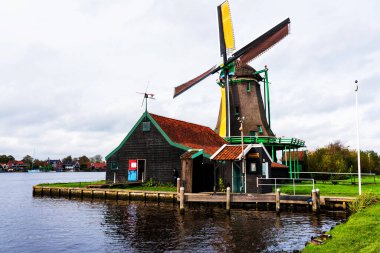 Zaanstad köyündeki su kanalında tarihi ve otantik Zaandam değirmenleri var. Zaanse Schans Yel Değirmenleri ve ünlü Hollanda kanalları, Avrupa.