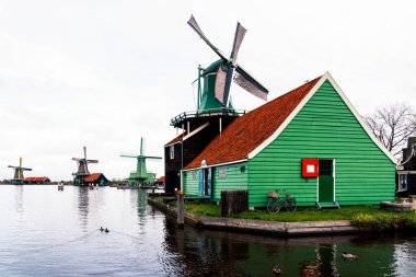 Zaanstad köyündeki su kanalında tarihi ve otantik Zaandam değirmenleri var. Zaanse Schans Yel Değirmenleri ve ünlü Hollanda kanalları, Avrupa.