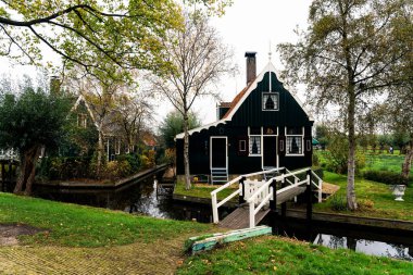 Hollanda 'nın Zaan Nehri üzerindeki Zaanse Schans Tarihi Köyü' ndeki Kanal 'ın geleneksel Evleri' nin resimli görüntüsü