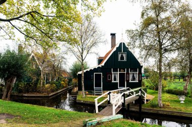 Hollanda 'nın Zaan Nehri üzerindeki Zaanse Schans Tarihi Köyü' ndeki Kanal 'ın geleneksel Evleri' nin resimli görüntüsü