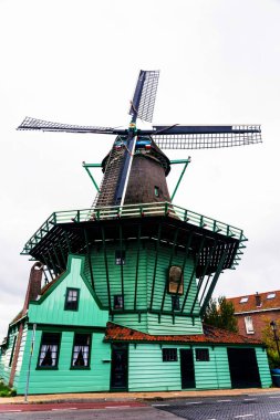 Zaandam 'daki eşsiz, eski, otantik, gerçek Zaanse Schans yel değirmenleri. Amsterdam, Hollanda' nın banliyöleri..