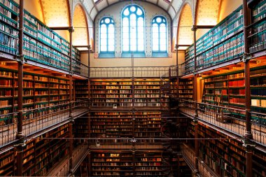 Amsterdam, Hollanda - Kasım 2019: Hollanda 'daki en büyük halk sanatı tarihi araştırma kütüphanesi olan Rijksmuseum Araştırma Kütüphanesi' ndeki kitapları gösteren geniş açılı bir çekim.