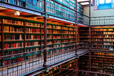 Amsterdam, Hollanda - Kasım 2019: Hollanda 'daki en büyük halk sanatı tarihi araştırma kütüphanesi olan Rijksmuseum Araştırma Kütüphanesi' ndeki kitapları gösteren geniş açılı bir çekim.