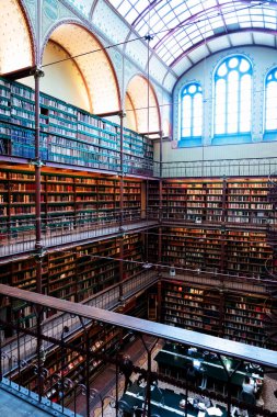 Amsterdam, Hollanda - Kasım 2019: Hollanda 'daki en büyük halk sanatı tarihi araştırma kütüphanesi olan Rijksmuseum Araştırma Kütüphanesi' ndeki kitapları gösteren geniş açılı bir çekim.
