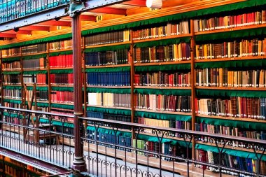 Amsterdam, Hollanda - Kasım 2019: Hollanda 'daki en büyük halk sanatı tarihi araştırma kütüphanesi olan Rijksmuseum Araştırma Kütüphanesi' ndeki kitapları gösteren geniş açılı bir çekim.