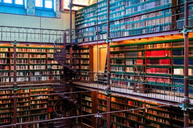 Amsterdam, Hollanda - Kasım 2019: Hollanda 'daki en büyük halk sanatı tarihi araştırma kütüphanesi olan Rijksmuseum Araştırma Kütüphanesi' ndeki kitapları gösteren geniş açılı bir çekim.