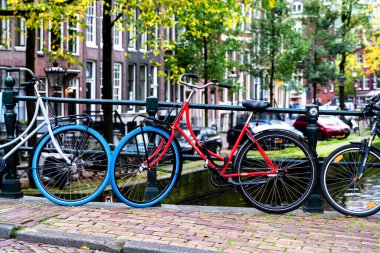 AMSTERDAM, NETHERLANDS - 10 Kasım 2019: Amsterdam, Hollanda 'daki köprüde park edilmiş geleneksel Hollanda bisikleti. Amsterdam 'da birkaç milyon bisiklet vardır..