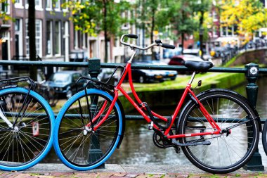 AMSTERDAM, NETHERLANDS - 10 Kasım 2019: Amsterdam, Hollanda 'daki köprüde park edilmiş geleneksel Hollanda bisikleti. Amsterdam 'da birkaç milyon bisiklet vardır..
