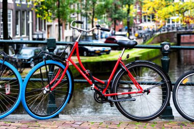 AMSTERDAM, NETHERLANDS - 10 Kasım 2019: Amsterdam, Hollanda 'daki köprüde park edilmiş geleneksel Hollanda bisikleti. Amsterdam 'da birkaç milyon bisiklet vardır..