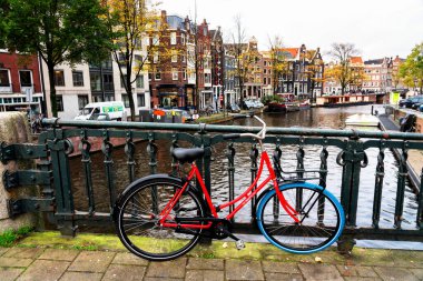 AMSTERDAM, NETHERLANDS - 10 Kasım 2019: Amsterdam, Hollanda 'daki köprüde park edilmiş geleneksel Hollanda bisikleti. Amsterdam 'da birkaç milyon bisiklet vardır..