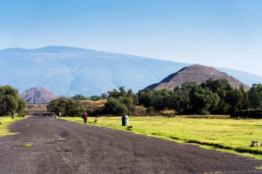 Meksika 'daki Teotihuacan antik Mezoamerikan şehrinin Meksika Vadisi' ndeki piramitlerinin manzarası. İki ana Aztek piramidinden oluşur: Ay ve Güneş..
