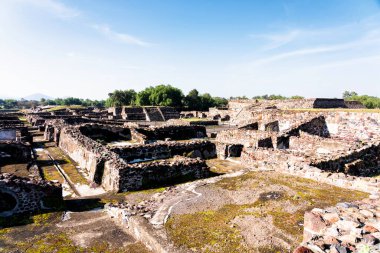 Meksika 'daki Teotihuacan antik Mezoamerikan şehrinin Meksika Vadisi' ndeki piramitlerinin manzarası. İki ana Aztek piramidinden oluşur: Ay ve Güneş..