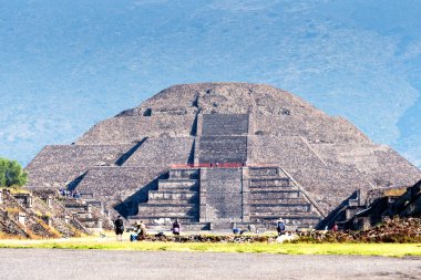 Meksika 'daki Teotihuacan antik Mezoamerikan şehrinin Meksika Vadisi' ndeki piramitlerinin manzarası. İki ana Aztek piramidinden oluşur: Ay ve Güneş..