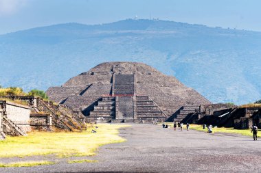Meksika 'daki Teotihuacan antik Mezoamerikan şehrinin Meksika Vadisi' ndeki piramitlerinin manzarası. İki ana Aztek piramidinden oluşur: Ay ve Güneş..