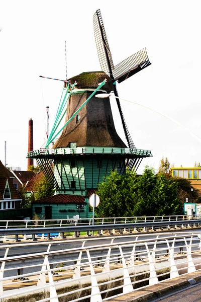 在Zaanstad村水道上的Zaandam面粉厂全面投入运营 Zaanse Schans Windmills和著名的荷兰运河 — 图库照片
