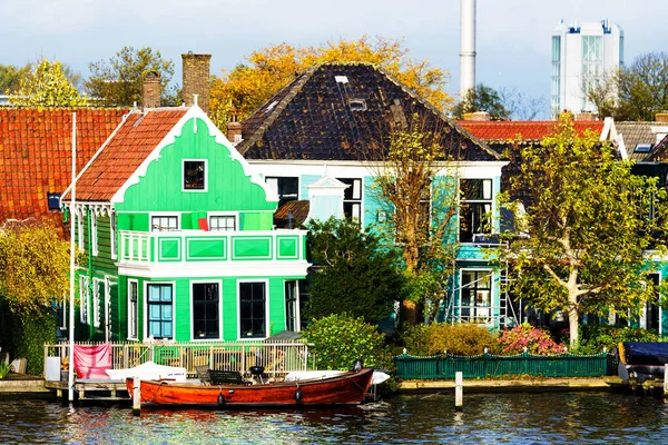 Pintoresca Vista Las Casas Tradicionales Junto Canal Pueblo Histórico Zaanse — Foto de Stock