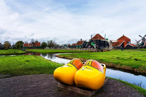 Zaandijk Niederlande Nov 2019 Gelbe Traditionelle Holländische Holzschuhe Mit Einem — Stockfoto