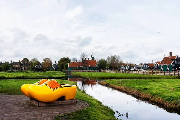 Zaandijk Países Bajos Nov 2019 Zuecos Holandeses Tradicionales Amarillos Con — Foto de Stock