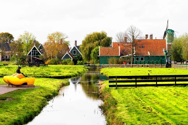 Zaandijk Niederlande Nov 2019 Gelbe Traditionelle Holländische Holzschuhe Mit Einem — Stockfoto