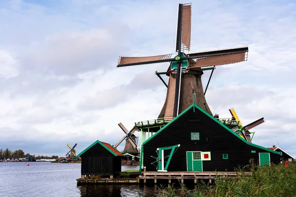 在Zaanstad村水道上的Zaandam面粉厂全面投入运营 Zaanse Schans Windmills和著名的荷兰运河 — 图库照片