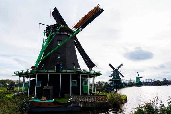 在Zaanstad村水道上的Zaandam面粉厂全面投入运营 Zaanse Schans Windmills和著名的荷兰运河 — 图库照片