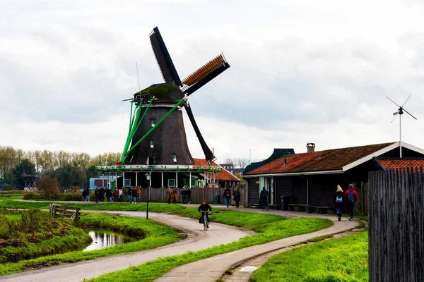 ユニークな 本物の 本物の作業ザーンセスカンスはザーンダムの風車 アムステルダム オランダの郊外 — ストック写真