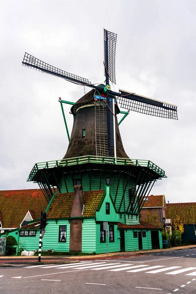 在荷兰阿姆斯特丹郊区的赞斯 Zaanse Schans 风车厂 独特的 古老的 真实的 能工作的 — 图库照片