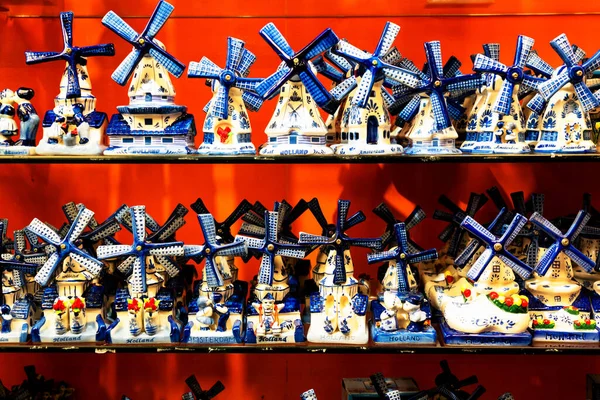 Hagyományos Színes Házak Mágnesek Lógnak Ajándékbolt Pulton Amszterdamban Hollandiában — Stock Fotó