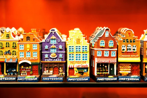 Casas Coloridas Tradicionales Imanes Colgando Mostrador Tienda Recuerdos Amsterdam Países — Foto de Stock