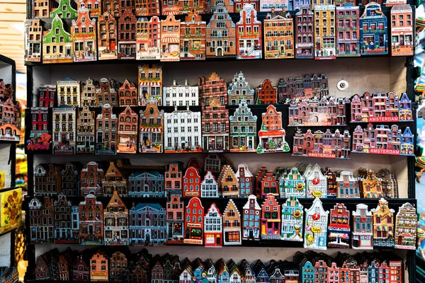 Hagyományos Színes Házak Mágnesek Lógnak Ajándékbolt Pulton Amszterdamban Hollandiában — Stock Fotó