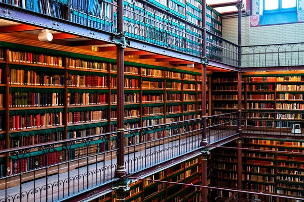 Amsterdam, Hollanda - Kasım 2019: Hollanda 'daki en büyük halk sanatı tarihi araştırma kütüphanesi olan Rijksmuseum Araştırma Kütüphanesi' ndeki kitapları gösteren geniş açılı bir çekim.