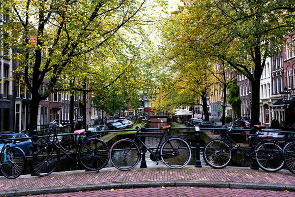 Amsterdam Niderlandy Listopad 2019 Tradycyjny Rower Holenderski Zaparkowany Przy Moście — Zdjęcie stockowe