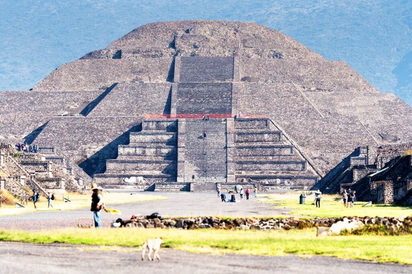 位于墨西哥谷地的墨西哥特奥蒂瓦坎中美洲古城的金字塔景观 它由两个主要的阿兹特克金字塔 月球和太阳组成 — 图库照片