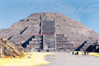 Meksika 'daki Teotihuacan antik Mezoamerikan şehrinin Meksika Vadisi' ndeki piramitlerinin manzarası. İki ana Aztek piramidinden oluşur: Ay ve Güneş..