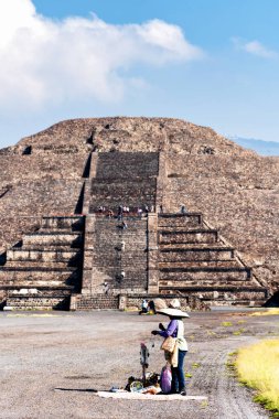 TEOTIHUACAN, MEXICO - 4, 2019: Meksika 'daki Teotihuacan antik Mezoamerikan şehrinin piramitlerinin görüntüsü. İki ana Aztek piramidinden oluşur: Ay ve Güneş..