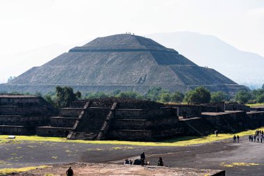 Meksika 'daki Teotihuacan antik Mezoamerikan şehrinin Meksika Vadisi' ndeki piramitlerinin manzarası. İki ana Aztek piramidinden oluşur: Ay ve Güneş..