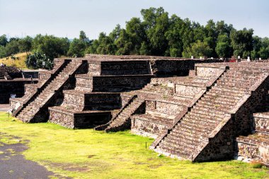 Meksika 'daki Teotihuacan antik Mezoamerikan şehrinin Meksika Vadisi' ndeki piramitlerinin manzarası. İki ana Aztek piramidinden oluşur: Ay ve Güneş..