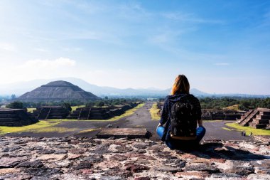 Meksika 'nın Meksika Vadisi' ndeki antik Mesoamerikan şehri Teotihuacan Piramitleri 'ni ziyaret eden kız manzaraya hayran..