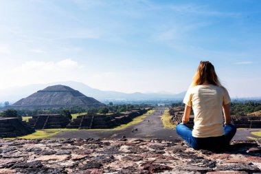 Meksika 'nın Meksika Vadisi' ndeki antik Mesoamerikan şehri Teotihuacan Piramitleri 'ni ziyaret eden kız manzaraya hayran..