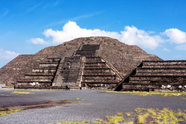Meksika 'daki Teotihuacan antik Mezoamerikan şehrinin Meksika Vadisi' ndeki piramitlerinin manzarası. İki ana Aztek piramidinden oluşur: Ay ve Güneş..