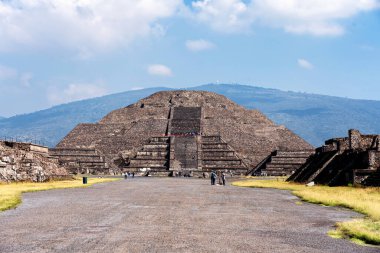 Meksika 'daki Teotihuacan antik Mezoamerikan şehrinin Meksika Vadisi' ndeki piramitlerinin manzarası. İki ana Aztek piramidinden oluşur: Ay ve Güneş..